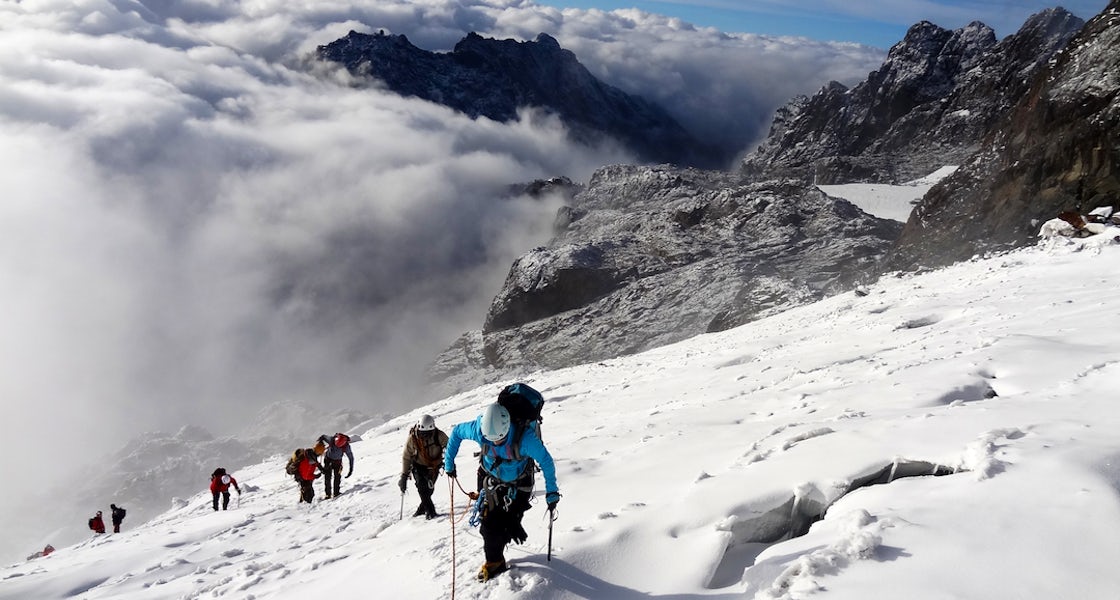 Climbing Rwenzori in the mist. - Discovery Slayers Uganda